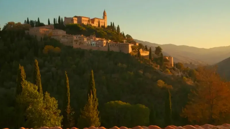 Figura contempla la Alhambra al atardecer
