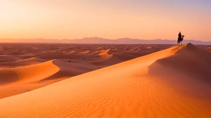 Solitaria figura cruza el desierto dorado