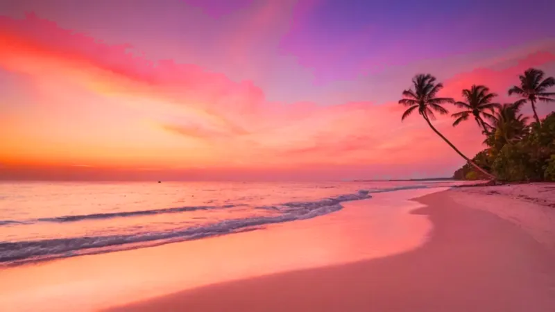 Atardecer sereno sobre el mar en calma