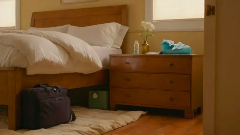 Una mujer organiza su equipaje de viaje