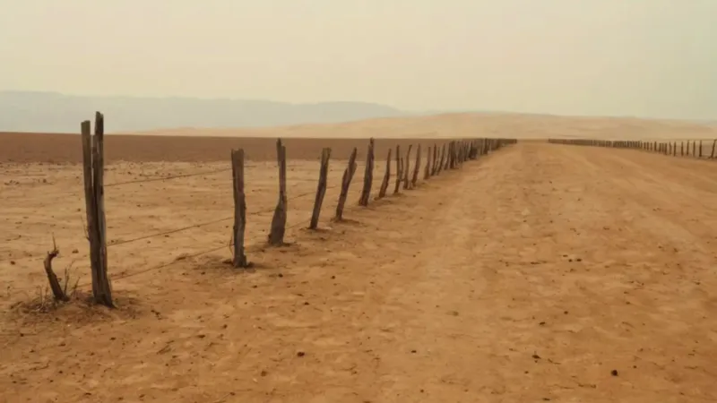 Una figura solitaria en un paisaje desolado