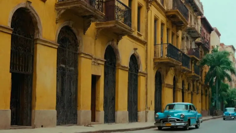 Calle colonial soleada con un coche clásico