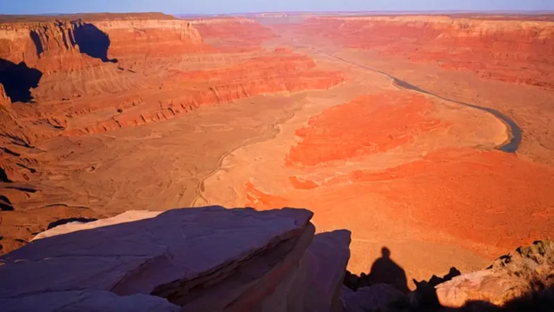 Una figura contempla la inmensidad del cañón