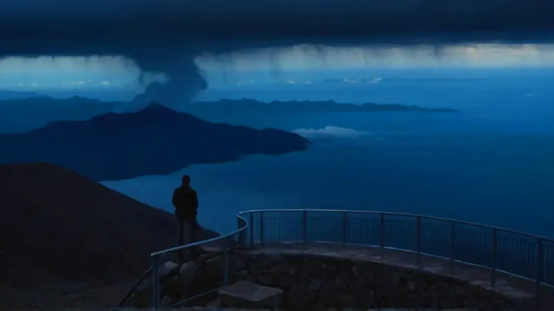 Un pilar azul emerge de la tormenta