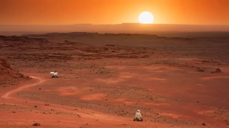Un astronauta solitario en el paisaje marciano