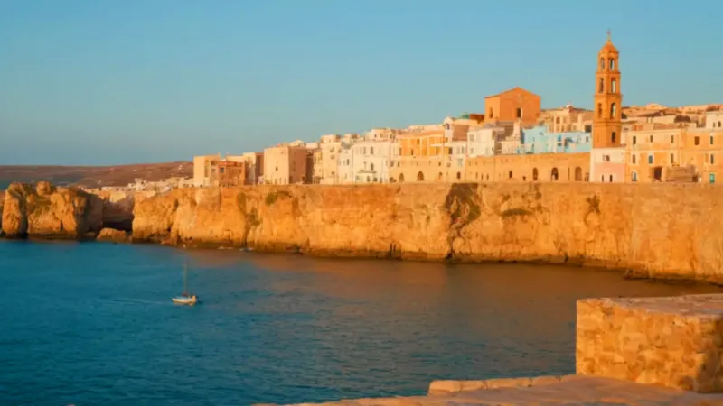 Pueblo costero en un atardecer dorado