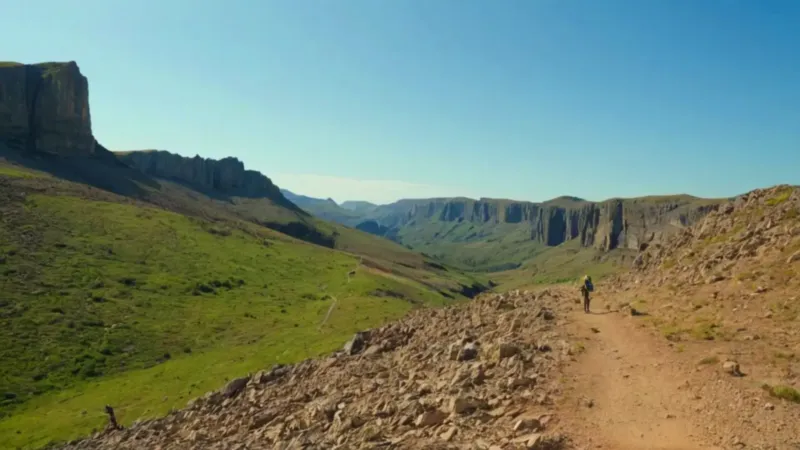 Figura solitaria ante la inmensidad montañosa