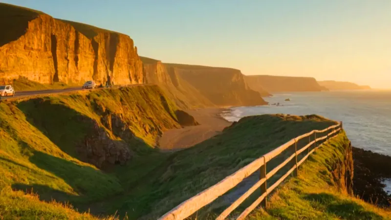 Figura solitaria contempla el mar al atardecer