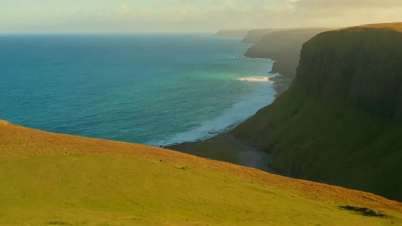 Soledad en un acantilado sobre el mar