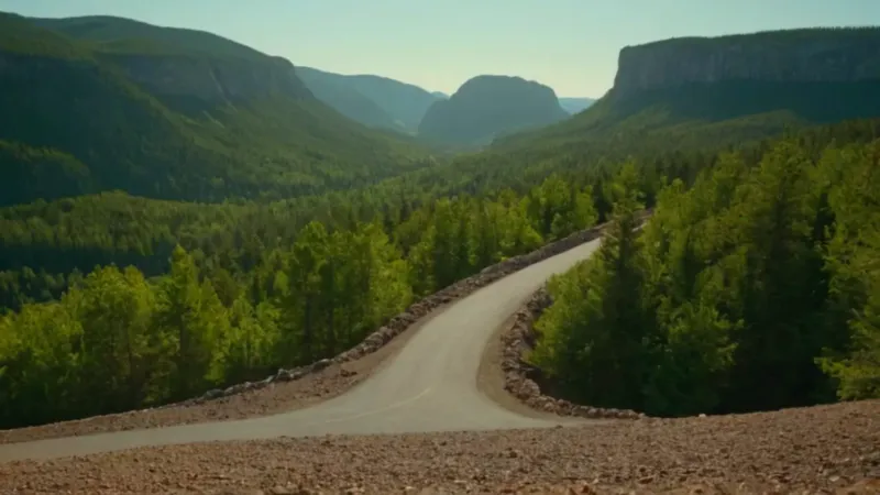 Figura contempla la inmensidad del paisaje montañoso