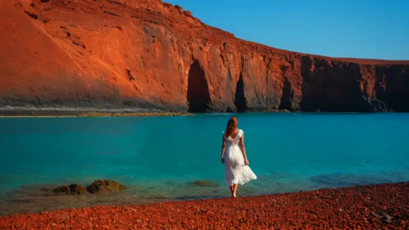 Soledad ante el inmenso acantilado y mar