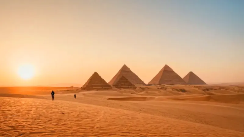 Pirámides en el desierto al atardecer