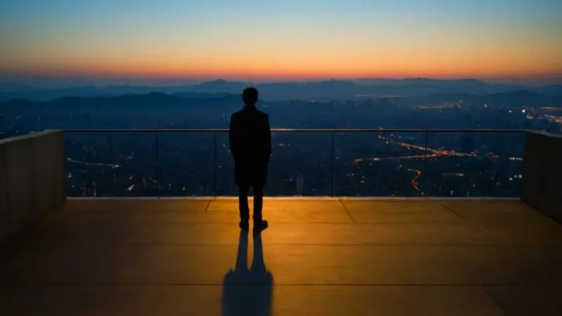 Soledad ante la ciudad al atardecer