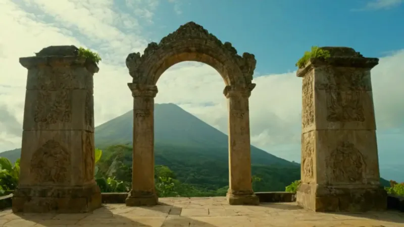 Silueta ante un portal y un volcán