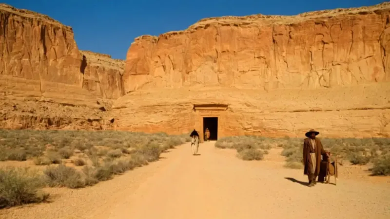 Arqueólogo ante una tumba en el desierto