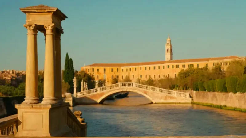 Un canal veneciano soleado y con barcos