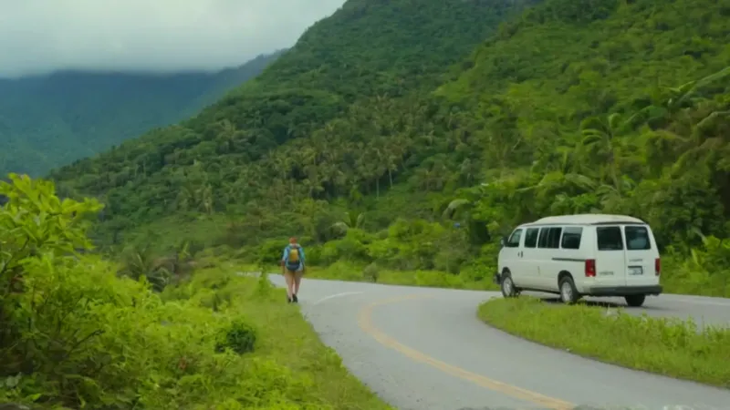 Viajero solitario en un paisaje montañoso