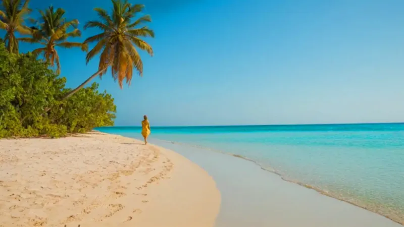 Mujer sola en una playa paradisíaca