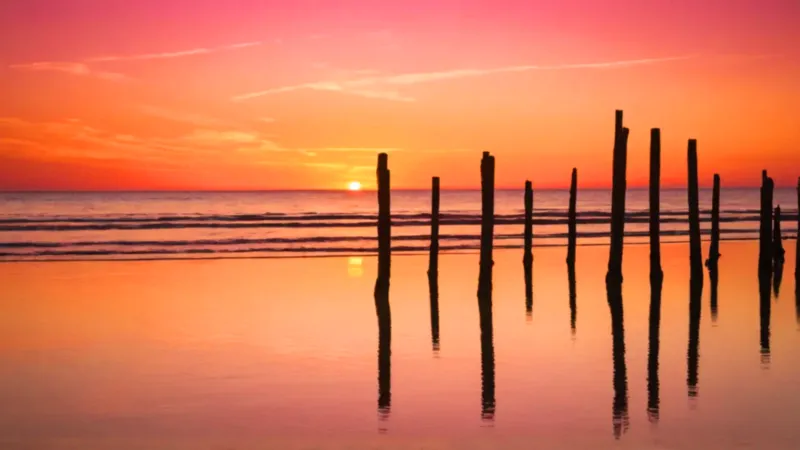 Atardecer sereno sobre el mar en calma
