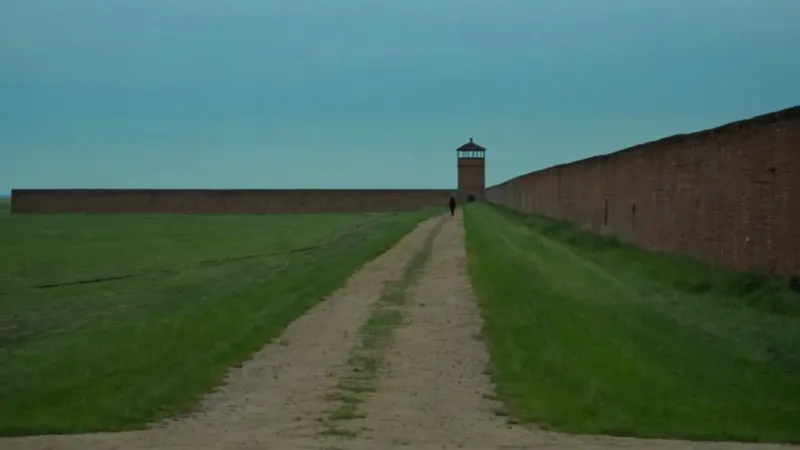 Soledad en un desolado campo de barracones