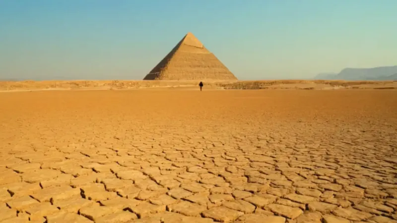 Una figura camina hacia la gran pirámide