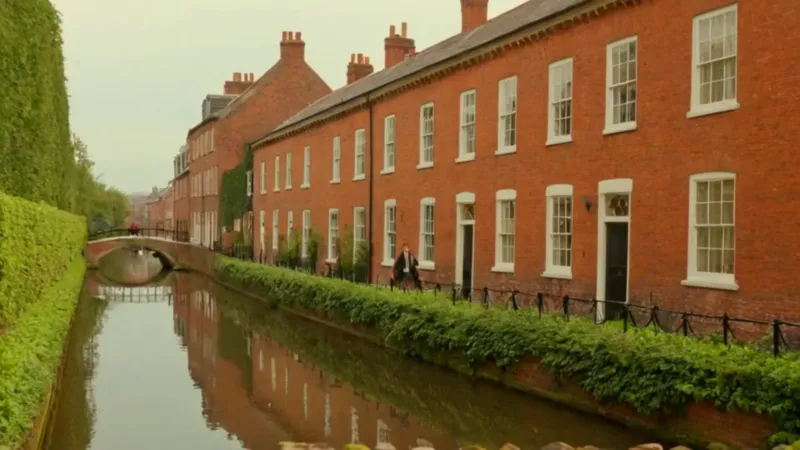 Casas antiguas bordean un tranquilo canal