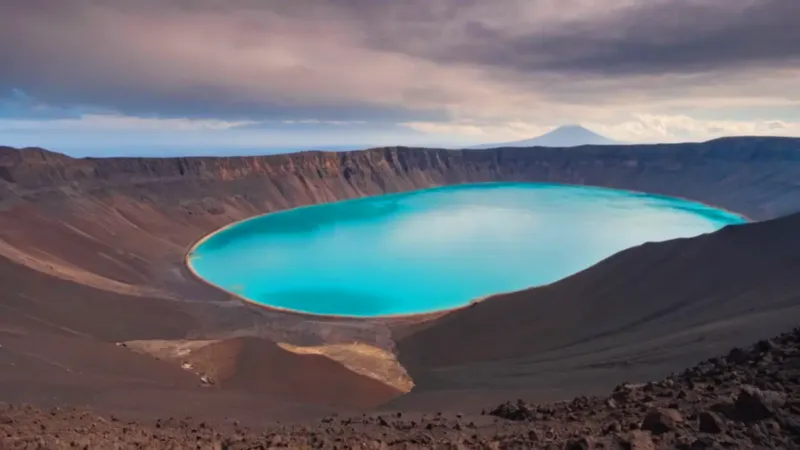 Un hombre contempla el lago del cráter
