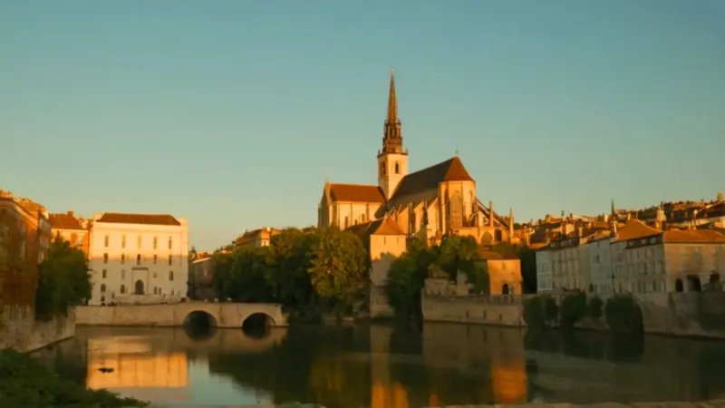 Atardecer sobre la ciudad junto al río
