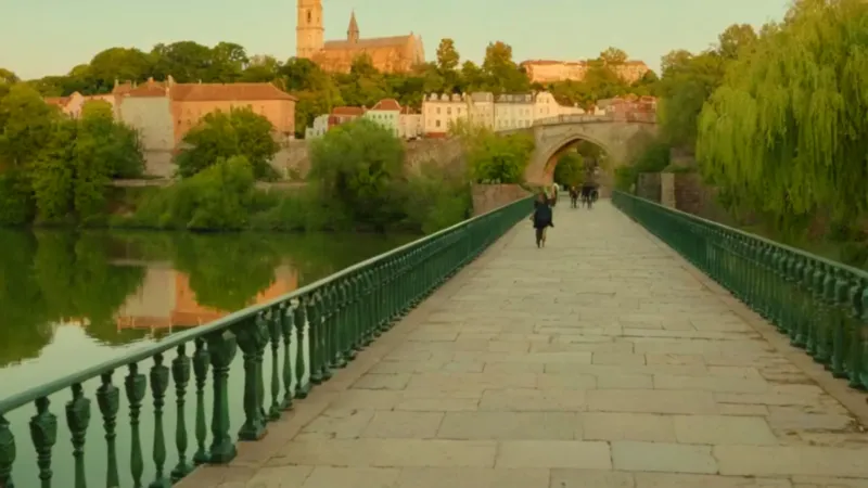Tarde apacible en la ciudad ribereña